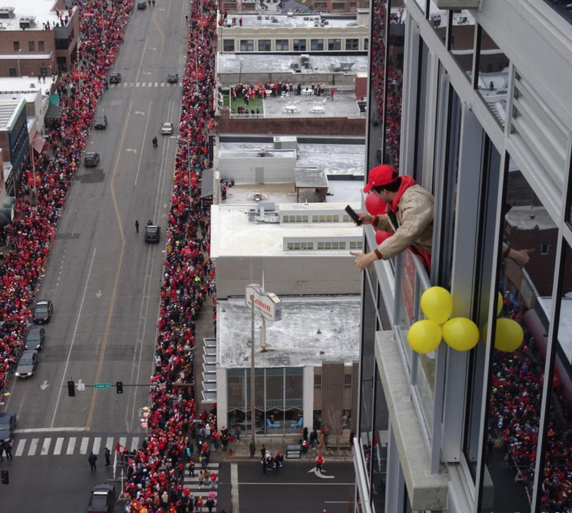 Chiefs, fans celebrate epic victory with equally epic parade